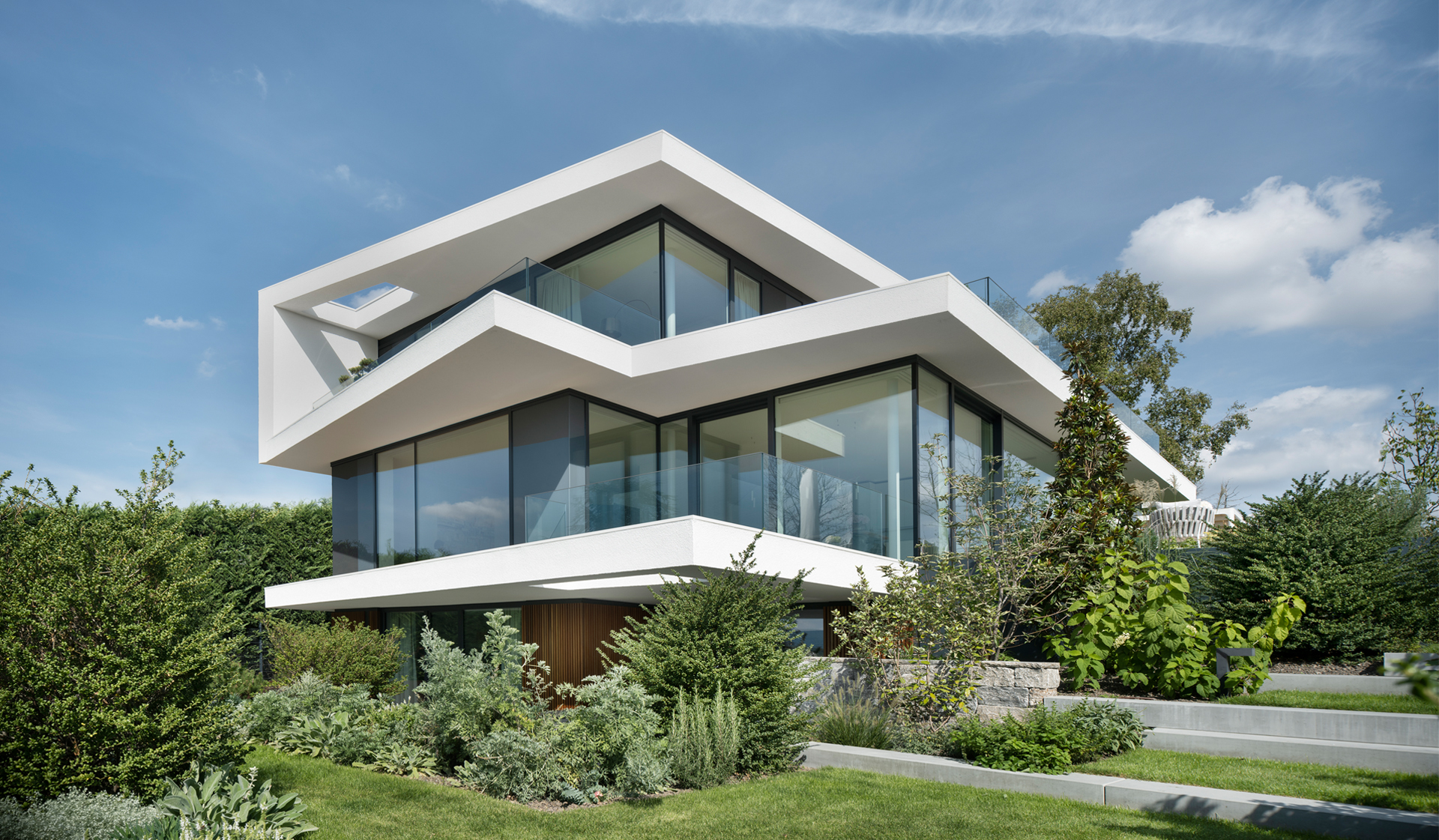 Villa in Wiesbaden Aussenansicht mit verglaster Fassade