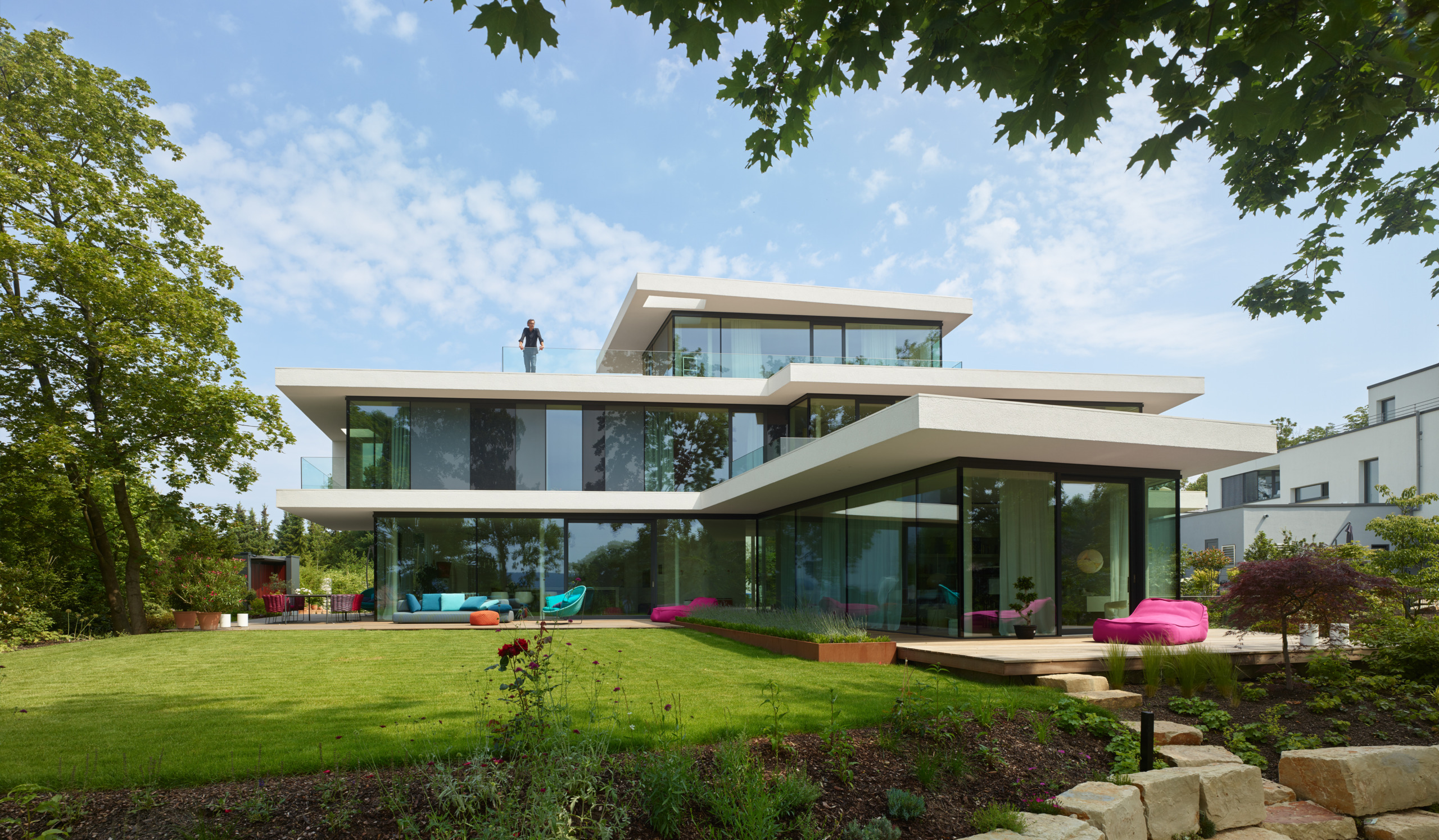 Bild 8 Villa in Saarbruecken Gartenansicht mit verglaster Fassade scaled